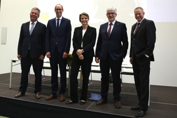 Gruppenbild mit Prof. Dr. Hirayama